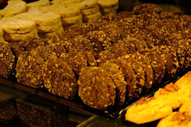 Bir grup çeşit kurabiye. Çikolata parçacıklı, yulaflı, kuru üzümlü, beyaz çikolatalı.