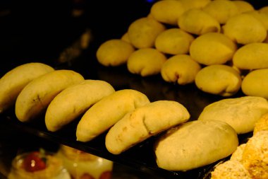 Bir grup çeşit kurabiye. Çikolata parçacıklı, yulaflı, kuru üzümlü, beyaz çikolatalı.