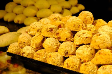 Bir grup çeşit kurabiye. Çikolata parçacıklı, yulaflı, kuru üzümlü, beyaz çikolatalı.