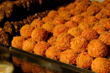 Bir grup çeşit kurabiye. Çikolata parçacıklı, yulaflı, kuru üzümlü, beyaz çikolatalı.