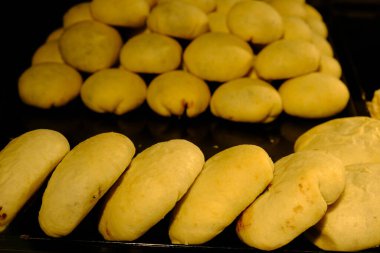 Bir grup çeşit kurabiye. Çikolata parçacıklı, yulaflı, kuru üzümlü, beyaz çikolatalı.