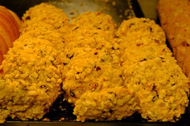 Bir grup çeşit kurabiye. Çikolata parçacıklı, yulaflı, kuru üzümlü, beyaz çikolatalı.