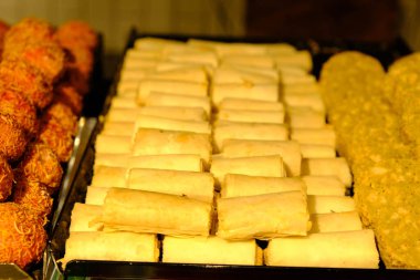 Bir grup çeşit kurabiye. Çikolata parçacıklı, yulaflı, kuru üzümlü, beyaz çikolatalı.