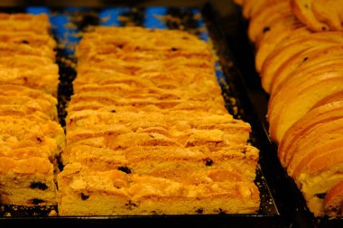 Bir grup çeşit kurabiye. Çikolata parçacıklı, yulaflı, kuru üzümlü, beyaz çikolatalı.