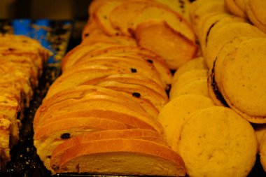 Bir grup çeşit kurabiye. Çikolata parçacıklı, yulaflı, kuru üzümlü, beyaz çikolatalı.