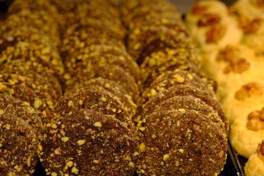 Bir grup çeşit kurabiye. Çikolata parçacıklı, yulaflı, kuru üzümlü, beyaz çikolatalı.