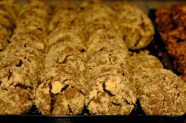 Bir grup çeşit kurabiye. Çikolata parçacıklı, yulaflı, kuru üzümlü, beyaz çikolatalı.