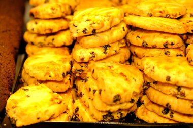 Bir grup çeşit kurabiye. Çikolata parçacıklı, yulaflı, kuru üzümlü, beyaz çikolatalı.