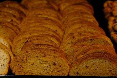 Bir grup çeşit kurabiye. Çikolata parçacıklı, yulaflı, kuru üzümlü, beyaz çikolatalı.