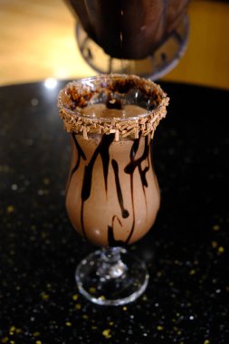 Masanın üzerinde bir fincan kahve. 