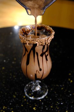 Masanın üzerinde bir fincan kahve. 