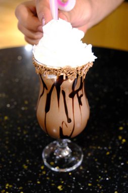 Masanın üzerinde bir fincan kahve. 