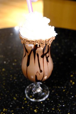 Masanın üzerinde bir fincan kahve. 