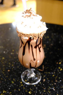 Masanın üzerinde bir fincan kahve. 