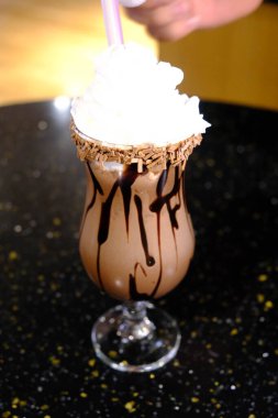 Masanın üzerinde bir fincan kahve. 