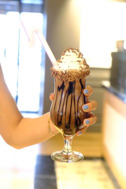 Masanın üzerinde bir fincan kahve. 