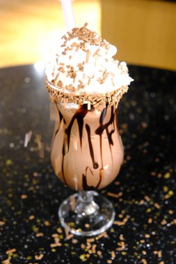 Masanın üzerinde bir fincan kahve. 