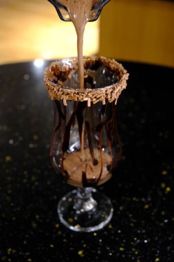 Masanın üzerinde bir fincan kahve. 