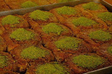 Geleneksel hindistancevizli tatlı baklavası. Ev yapımı fındıklı ve ballı baklava..