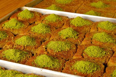 Geleneksel hindistancevizli tatlı baklavası. Ev yapımı fındıklı ve ballı baklava..