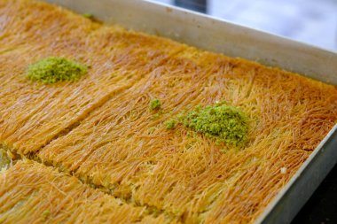 Geleneksel hindistancevizli tatlı baklavası. Ev yapımı fındıklı ve ballı baklava..
