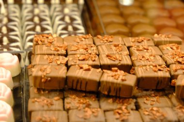 bir sürü değişik çikolatalı pralin