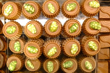 bir sürü değişik çikolatalı pralin