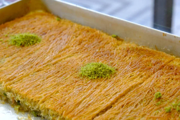 Geleneksel hindistancevizli tatlı baklavası. Ev yapımı fındıklı ve ballı baklava..