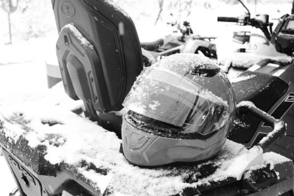 Helmet Sitting Atv Quad Bike Mountains — Zdjęcie stockowe