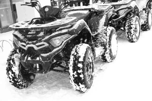 Helmet Sitting Atv Quad Bike Mountains — Stock Photo, Image