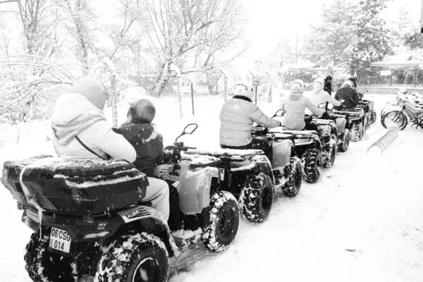 Helmet Sitting Atv Quad Bike Mountains — Fotografia de Stock