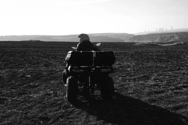 Helmet Sitting Atv Quad Bike Mountains — Stockfoto