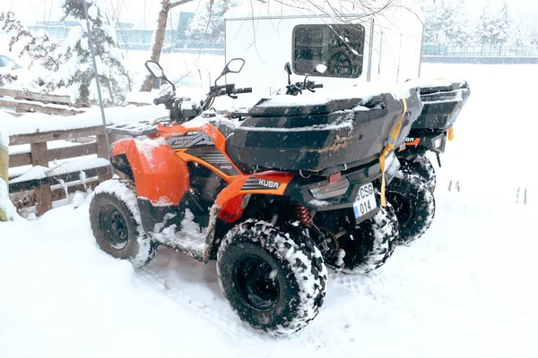 Helmet Sitting Atv Quad Bike Mountains — Fotografia de Stock