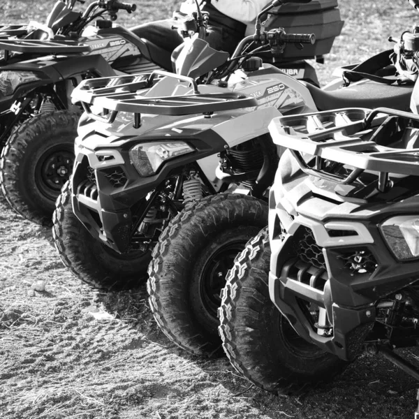 Helmet Sitting Atv Quad Bike Mountains — Stock Photo, Image