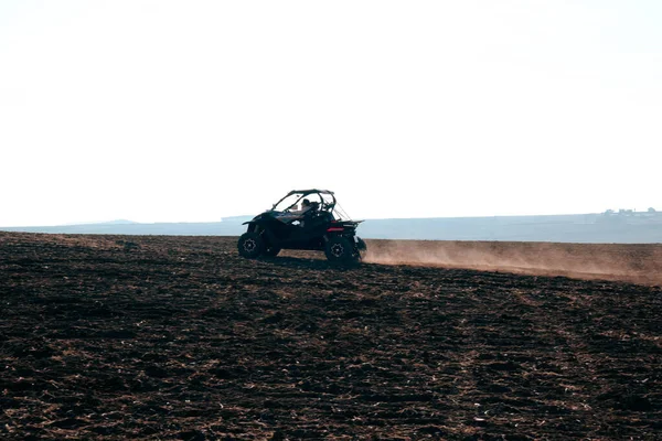 Helmet Sitting Atv Quad Bike Mountains — 图库照片