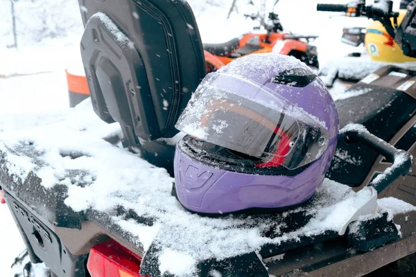 Helmet Sitting Atv Quad Bike Mountains — Φωτογραφία Αρχείου