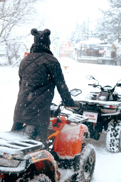 Helmet Sitting Atv Quad Bike Mountains — Φωτογραφία Αρχείου