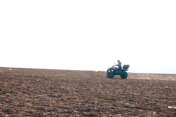 Helmet Sitting Atv Quad Bike Mountains — 스톡 사진