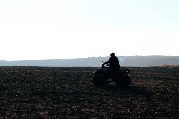 Helmet Sitting Atv Quad Bike Mountains — Fotografia de Stock