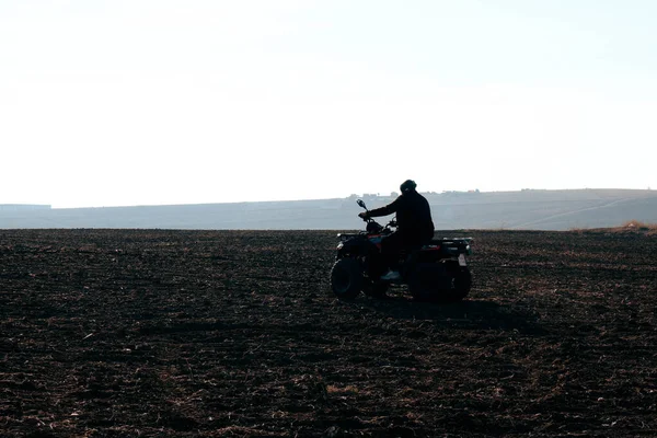 Helmet Sitting Atv Quad Bike Mountains — Stockfoto