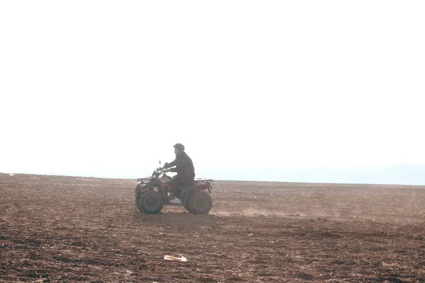 Helmet Sitting Atv Quad Bike Mountains — Photo