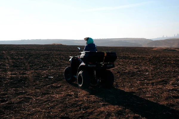 Helmet Sitting Atv Quad Bike Mountains — Stockfoto