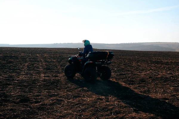 Helmet Sitting Atv Quad Bike Mountains — Stok fotoğraf