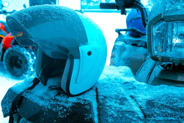 Helmet Sitting Atv Quad Bike Mountains — Zdjęcie stockowe