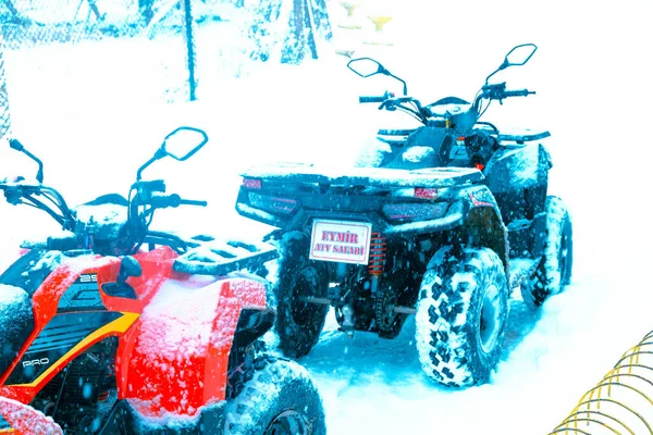 Helmet Sitting Atv Quad Bike Mountains — Φωτογραφία Αρχείου