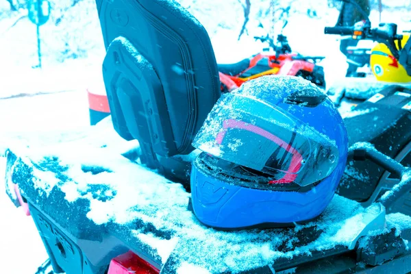 Helmet Sitting Atv Quad Bike Mountains — Stock Photo, Image