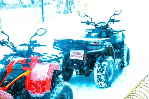 Helmet Sitting Atv Quad Bike Mountains — Fotografia de Stock