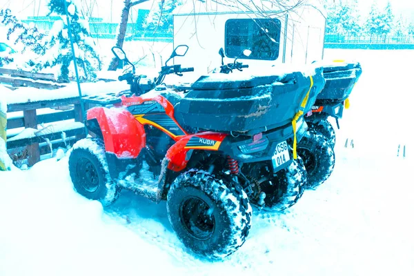 Helmet Sitting Atv Quad Bike Mountains — Fotografia de Stock