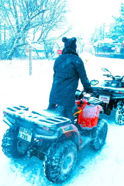 Helmet Sitting Atv Quad Bike Mountains — Foto de Stock