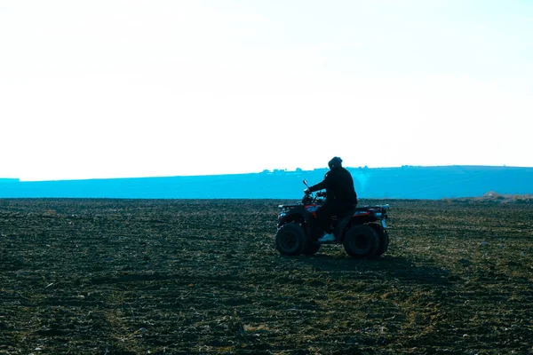 Helmet Sitting Atv Quad Bike Mountains — Fotografia de Stock